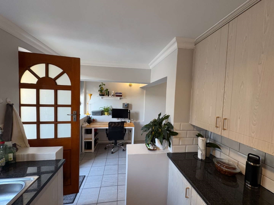 1 Bedroom Property for Sale in Vredehoek Western Cape